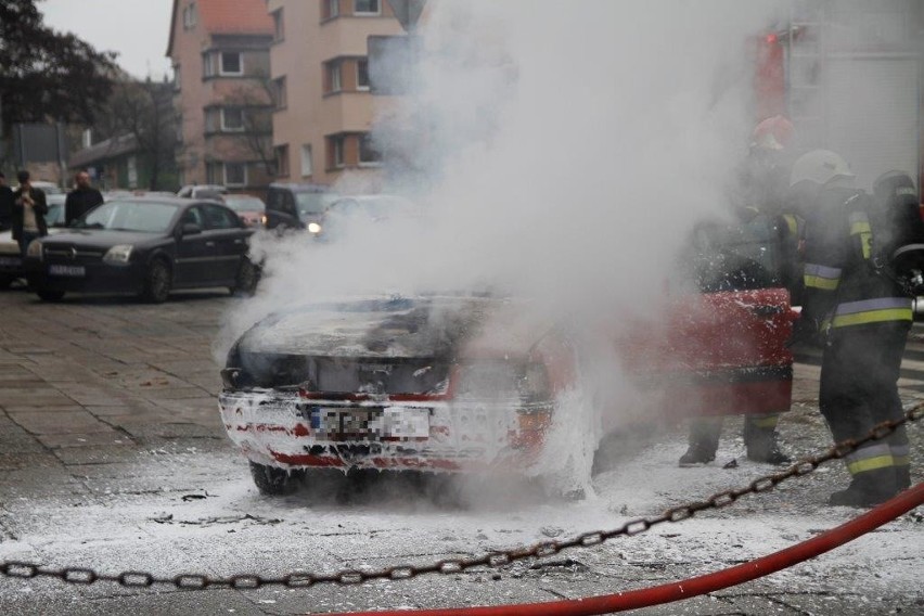 Audi 80 płonęło na skrzyżowaniu 1 Maja i plebiscytowej.