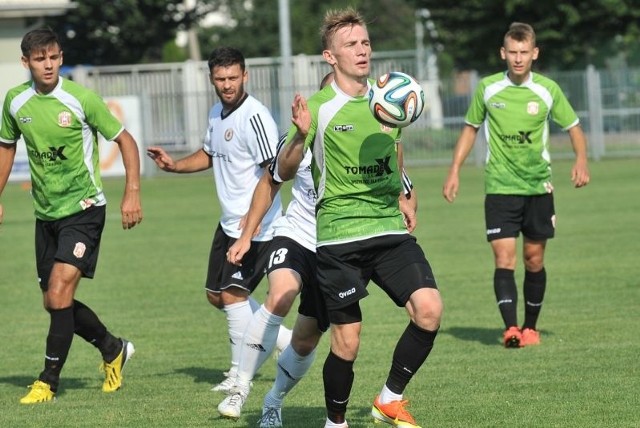 Radosław Adamski (przy piłce) miał udział przy pierwszym golu dla Resovii. Konrad Domoń (z lewej) zaliczył przy nim asystę.
