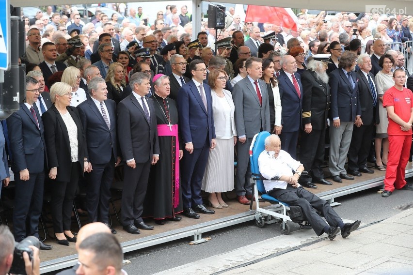 Pomnik Lecha Kaczyńskiego w Szczecinie odsłonięty z pompą. Prezydent w dynamicznej pozie, zamyślony nad Polską  [ZDJĘCIA]