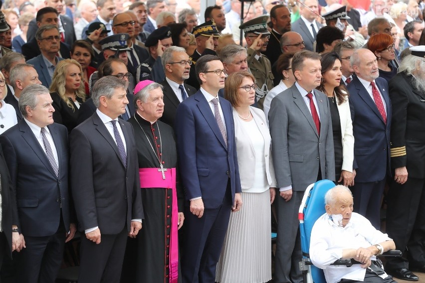 Pomnik Lecha Kaczyńskiego w Szczecinie odsłonięty z pompą. Prezydent w dynamicznej pozie, zamyślony nad Polską  [ZDJĘCIA]