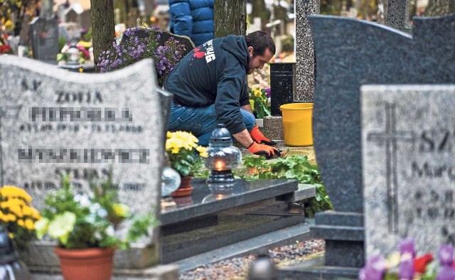 Wiele osób o podwyżce dowiedziało się dopiero 1 listopada podczas odwiedzin grobów bliskich. Opłaty za miejsce na cmentarzu uległy zmianie już w marcu