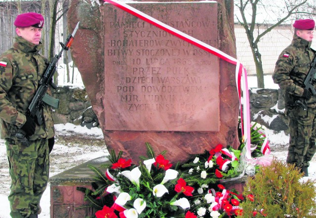 Przed pomnikiem upamiętniającym krwawą bitwę pod Ossą w gminie Odrzywół w najbliższą sobotę stanie warta honorowa.