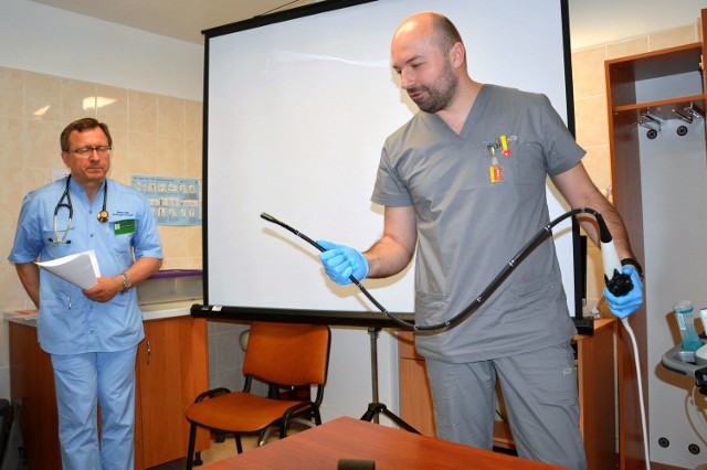 Z lewej doktor Marek Ujda, obok doktor Radosław Krawczykiewicz prezentuje echokardiograf przełykowy