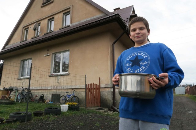 11 letni Adrian to mieszkaniec bloku gdzie wyschły krany. Codziennie przynosi mamie wodę w garnku od sąsiadów