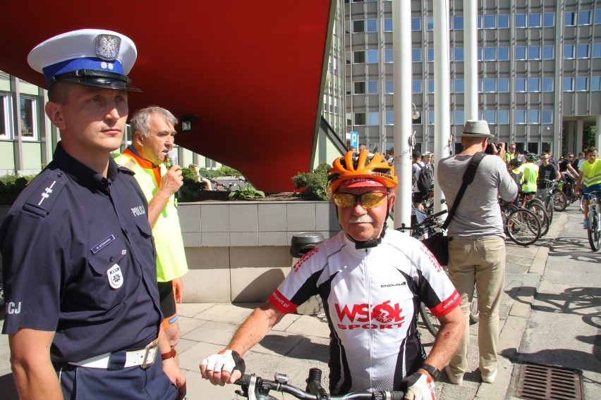 Rowerowy Rajd Gwiaździsty jedzie z Kielc do Piekoszowa. Wojewoda Wojtyszek i wójt Piątek na czele peletonu (WIDEO, ZDJĘCIA)