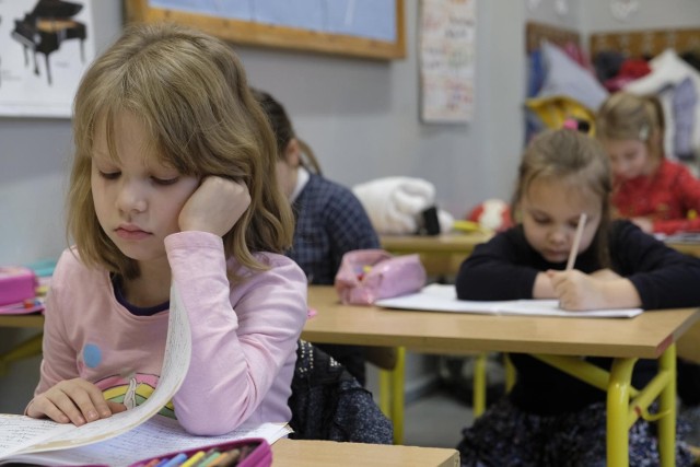 Rodzice uczniów nadal mogą skorzystać z programu Dobry Start. W ramach niego otrzymają 300 złotych na przygotowanie wyprawki szkolnej dla swoich dzieci. Wnioski można składać do 30 listopada 2022 roku.