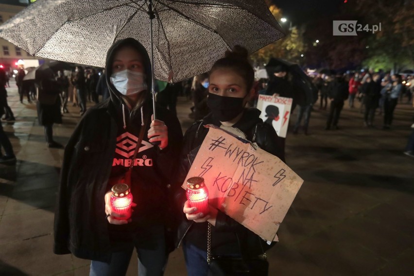 Około 2 tys. osób pojawiło się na pl. Solidarności, żeby...