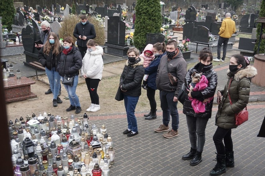 Przy miejscu pochówku Krzysztofa Krawczyka na cmentarzu Grotnikach palą się setki zniczy