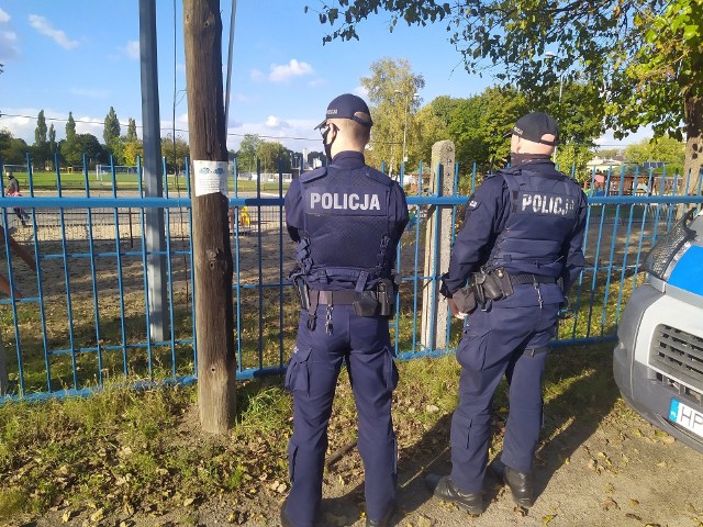 - Od sobotniego poranka (10.10.2020 ) policjanci prowadza wzmożone kontrole w związku z wprowadzeniem dodatkowych obostrzeń, w tym obowiązku noszenia maseczek w otwartej przestrzeni publicznej. Mundurowi patrolują ulice, placówki handlowe, usługowe, gastronomiczne. Zwracają również uwagę na miejsca, gdzie może gromadzić się więcej osób – informuje KPP w Golubiu-Dobrzyniu.