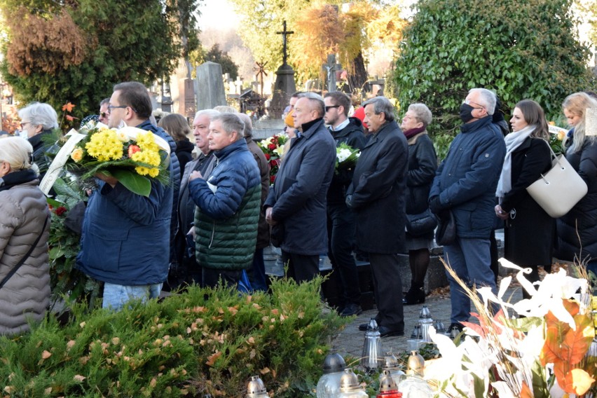 Pogrzeb Marka Michniaka, cenionego dziennikarza sportowego. Byli znani ludzie sportu, przedstawiciele Korony Kielce [ZDJĘCIA]