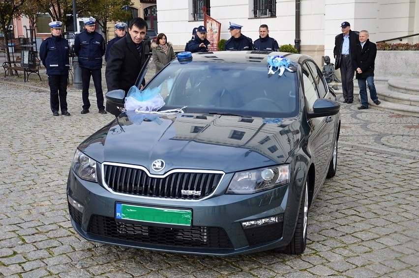 Kilka godzin patrolowali ulice nową skodą policjanci z...