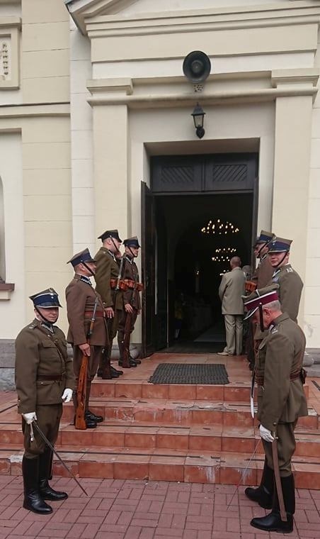 Dziesiątacy z Łowicza asystowali podczas ślubu kolegi [ZDJĘCIA]