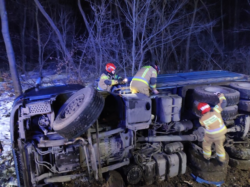 Wypadek ciężarówki na DW 426 koło Zalesia Śląskiego.