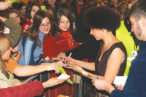 Po koncercie piosenkarkę natychmiast otoczyli fani. In-grid chętnie rozdawała autografy