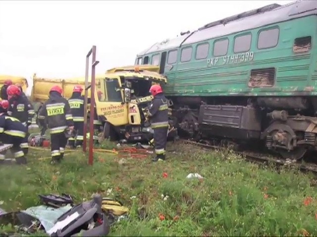 Wywrotka wpadła pod pociąg na przejeździe w Warszawie. Kierowca zakleszczony, lokomotywa wykolejona