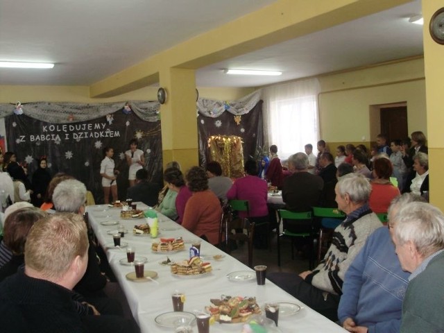 Uczniowie z podstawówki w Pawłowie przygotowali program artystyczny dla swoich babć i dziadków z okazji ich święta. 