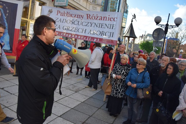 Przed biurem PiS w Gorzowie w czwartek 26 kwietnia odbył się nietypowy protest. Wyborcy tej partii odmawiali przebłagalny różaniec za to, że w Polsce wciąż dochodzi do legalnych aborcji.- Jeśli nasi rządzący nie chcą przyjąć tej uchwały, to została nam tylko modlitwa. Gdy głosowałam na PiS, myślałam, że ta ustawa będzie szybko wprowadzona. Rządzący jednak kręcą i jej nie przyjmują. Nie wiadomo, z jakiego powodu – mówiła nam wczoraj Kazimiera Wołoszyn. Stała kilka metrów od wejścia do biura PiS, w którym jest też biuro poselskie minister rodziny, pracy i polityki społecznej Elżbiety Rafalskiej. W dłoni miała różaniec. Oprócz niej pod biuro minister Rafalskiej przyszło około sto osób. W jakim celu? Gorzów był jednym z kilku miast w Polsce, w którym odbywał się publiczny różaniec przebłagalny za grzech aborcji.- My, modlący się w intencji poszanowania życia ludzkiego w Polsce od poczęcia do naturalnej śmierci zobowiązujemy partię rządzącą do uchwalenia ustawy zakazującej aborcji eugenicznej (czyli usunięcia płodu z powodu podejrzenia nieuleczalnej choroby – dop. red.) według obywatelskiego projektu „Zatrzymać aborcję”. Nie zgadzamy się, by w naszej Ojczyźnie dokonywano zabijania dzieci nienarodzonych w majestacie prawa - odczytywał oświadczenie Kazimierz Sokołowski, współorganizator różańca.