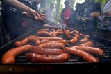 To dzieje się z organizmem, gdy jemy kiełbasę z grilla. Takie są zaskakujące skutki jedzenia grillowanej kiełbasy