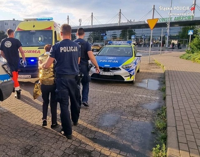 Do sytuacji doszło wczoraj, 25 lipca, po godzinie 19.00. W Pyrzowicach na ulicy Wolności policjanci zauważyli przy drodze starszą kobietę, która wyglądała, jakby nie była do końca zorientowana, gdzie się znajduje. 