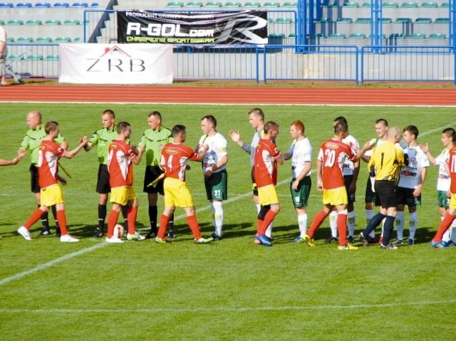 Przed ostanim meczem sezonu &#8211; w Ełku z Płomieniem &#8211; piłkarze Tura (czerwona koszulki) wierzyli, że przyjdzie im go stoczyć w sportowej atmosferze.