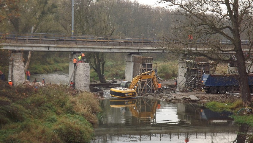 Budowanie tymczasowego mostu przy moście Pęgowskim