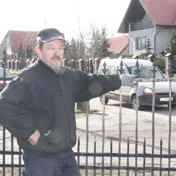 Na zdjęciu pan Wojciech, mieszkaniec wiejskiej  strony ul. Bursztynowej, przeciwnik rozszerzenia  granic miasta
