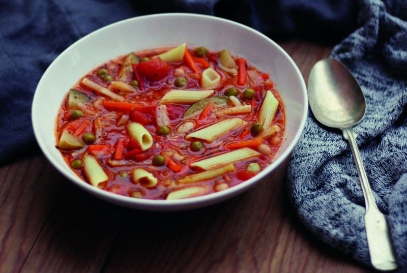 Zupę Minestrone podajemy gorącą z makaronem.