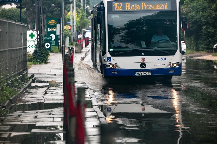 Ulica Królowej Jadwigi jest w fatalnym stanie