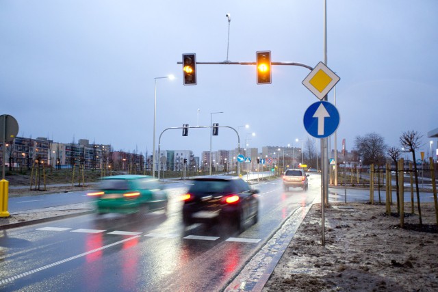 Znaki nakazu jazdy prosto pojawiły się na ul. 11 Listopada, przed skrzyżowaniem z pętlą autobusową.