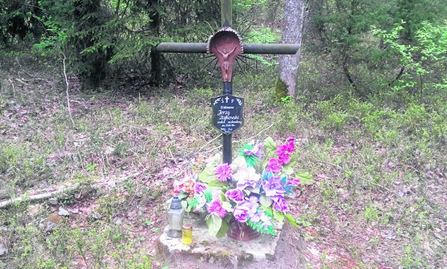 W miejscu, gdzie został zamordowany listonosz, stoi krzyż, a na drzewie wisi pamiątkowa tabliczka. Mieszkańcy do dzisiaj pamiętają doskonale Jerzego Zajkowskiego.