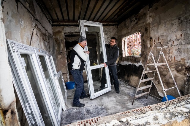 Już w piątek, niecałe dwa dni po pożarze jedna z firm przekazała na remont domu nowe okna. Na zdjęciu - pan Kazimierz (z lewej) i pan Adam wnieśli dar do tego, co pozostało po domu.