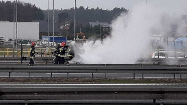 Do groźnie wyglądającego zdarzenia doszło po południu w podbydgoskich Białych Błotach. W czasie jazdy zaczęło się palić auto.Do zdarzenia doszło na wysokości stacji paliw. - Alfa romeo zaczęła się palić w czasie jazdy - informuje dyżurny Komendy Miejskiej Państwowej Straży Pożarnej w Bydgoszczy. - Ugasiliśmy pojazd, nikomu nic się nie stało. Od postronnych obserwator&oacute;w wiemy, że kierujący zauważywszy, że coś złego dzieje się pod maską samochodu, nie tyle ją uchylił, co gwałtownie otworzył, co spowodowało nasilenie się pożaru. Auto spłonęło.&lt;iframe src=&quot;//get.x-link.pl/cadd75e9-a254-80d2-47d1-ee2b04387134,15e26be2-f10b-290d-6e84-08e809a0d5ff,embed.html&quot; width=&quot;640&quot; height=&quot;360&quot; frameborder=&quot;0&quot; webkitallowfullscreen=&quot;&quot; mozallowfullscreen=&quot;&quot; allowfullscreen=&quot;&quot;&gt;&lt;/iframe&gt;