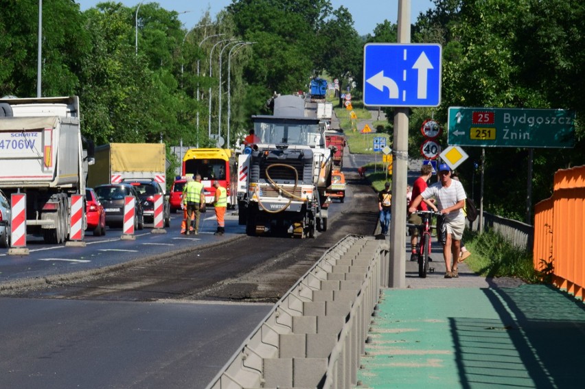 Potężny korek utworzył się przy wjeździe do Inowrocławia od...