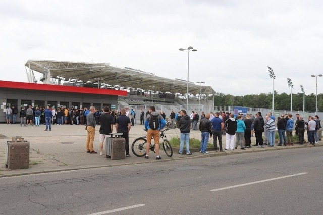 Nie ma już biletów na inauguracyjny mecz ŁKS z Lechią Gdańsk, który w piątek rozpocznie się o godz. 20.30. Pojawiła się również jeszcze jedna dobra wiadomość. Miasto rozstrzygnęło przetarg na instalację odpowiedzialną za podgrzewanie murawy Stadionu Miejskiego przy al. Unii 2.CZYTAJ DALEJ NA NASTĘPNYM SLAJDZIE