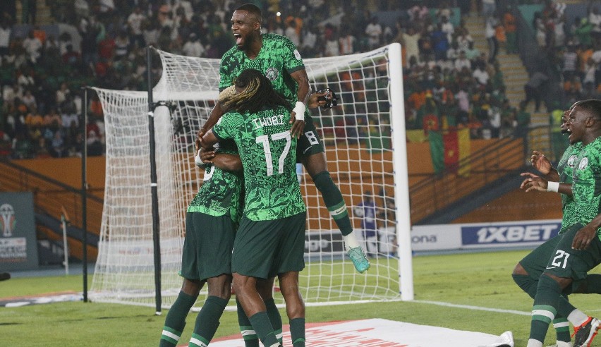 Nigeria świętująca bramkę zdobytą z Kamerunem w 1/8 finałów.