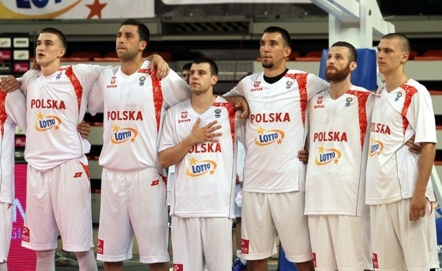 Reprezentacja Polski koszykarzy przed piątkowym meczem z Czechami. Jakub Dłoniak (drugi od prawej), Kamil Łączyński (trzeci od lewej).