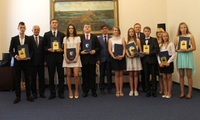 Dziewięcioro  uczniów wąbrzeskich szkół zakończyło rok szkolny z bardzo dobrymi wynikami. W piątek w urzędzie miejskim odebrali nagrody w urzędzie miejskim.