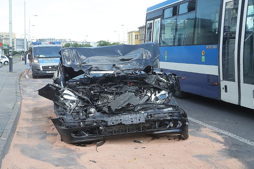 Wypadek na ul. Broniewskiego - mercedes uderzył w autobus!