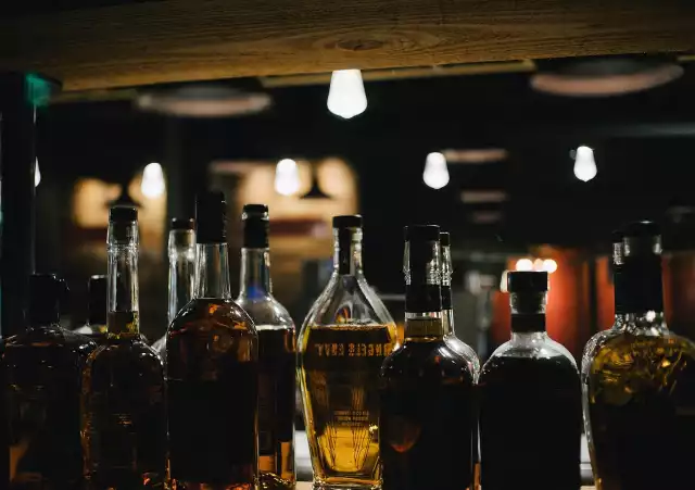Ruda Śląska: Libacja alkoholowa na żywo w internecie. Pijane małżeństwo w obecności dzieci spożywało alkohol i robiło transmisję on-line