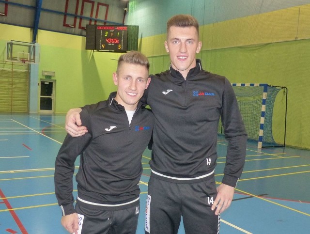 Bliźniacy z EKS Ekom Futsal Nowiny - Paweł Markowicz  (z lewej) i Piotr. Obydwaj są niezwykle pogodnymi osobami.