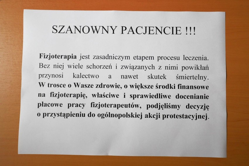 Protest fizjoterapeutów w Białymstoku. Na razie tylko plakaty. Ale nie wykluczają zaostrzenia działań (zdjęcia)