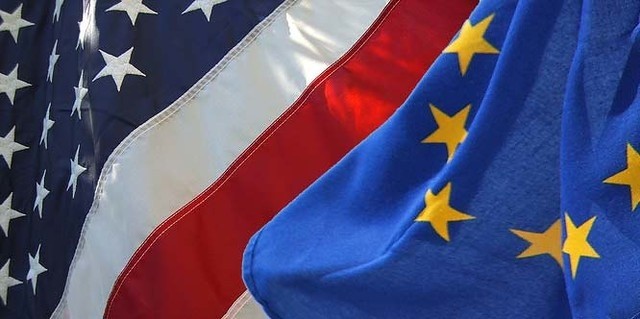 Flagi USA i UE, zdjęcie ilustracyjne