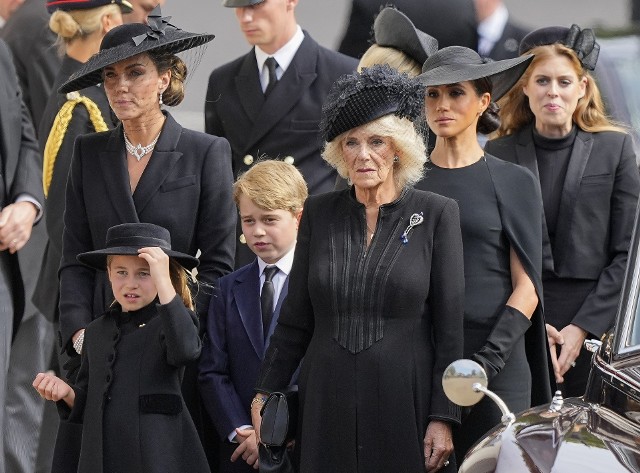 W pogrzebie królowej Elżbiety II brały udział starsze dzieci księcia Williama i Kate, siedmioletnia Charlotte i dziewięcioletni George.