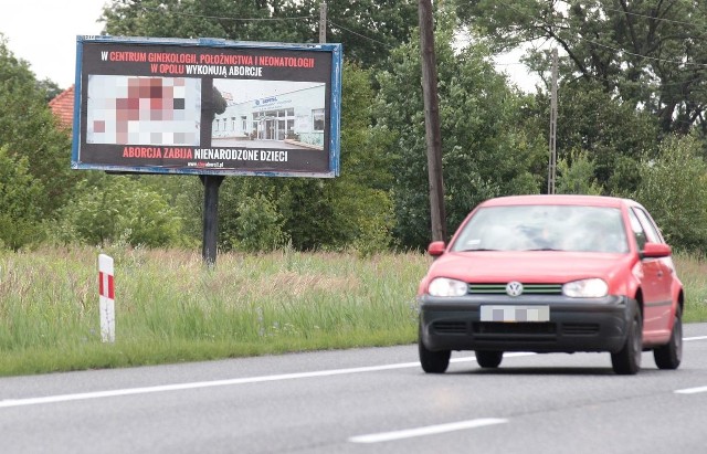 Kontrowersyjny billboard przy drodze krajowej 46. W ostatnich tygodniach podobne stanęły w kilku miejscach w całej Polsce.