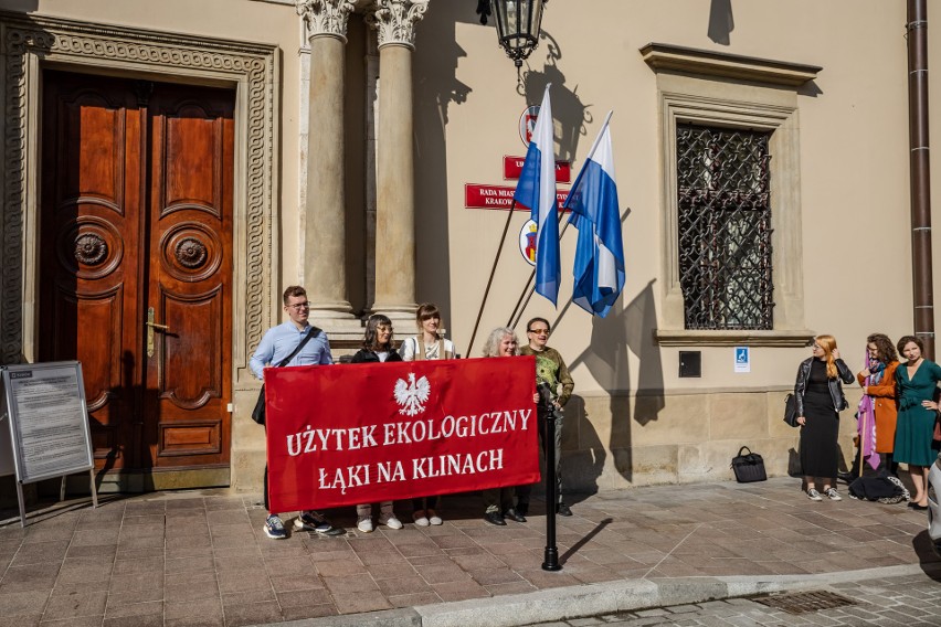 Kraków. Mieszkańcy za użytkiem ekologicznym na Klinach. Pikieta pod urzędem miasta