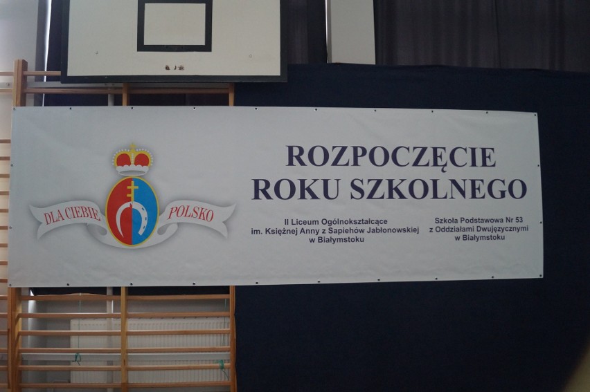 Rozpoczęcie roku szkolnego 2022/2023. Białostoccy uczniowie powrócili do szkolnych ławek (zdjęcia)