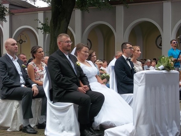 Cztery młode pary zawarły śluby na trasie Pieszej Pielgrzymki Tarnowskiej na Jasną Górę [ZDJĘCIA]
