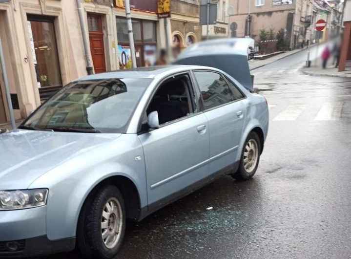 Zasnął w kradzionym audi. Policjanci wyciągnęli go przez okno 