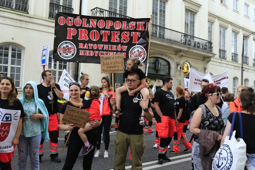 Protest ratowników medycznych w Warszawie. "Ratownik - systemu niewolnik" [ZDJĘCIA] [WIDEO]