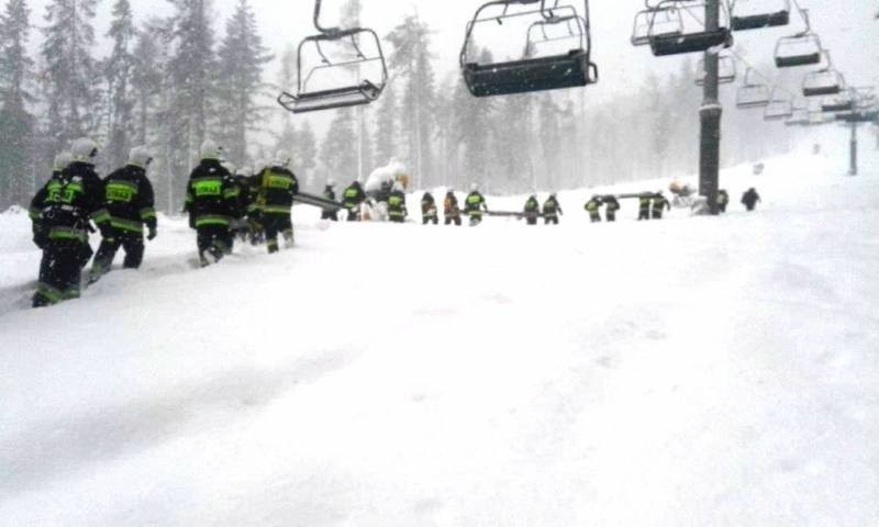 Strażacy ćwiczyli na wyciągach narciarskich [ZDJĘCIA]
